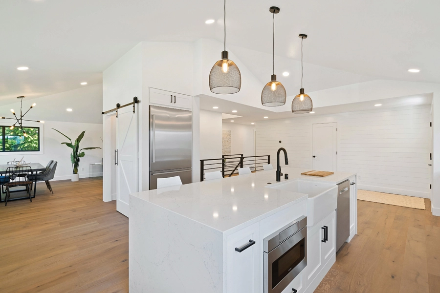 Cuisine blanche moderne au sein d'une villa