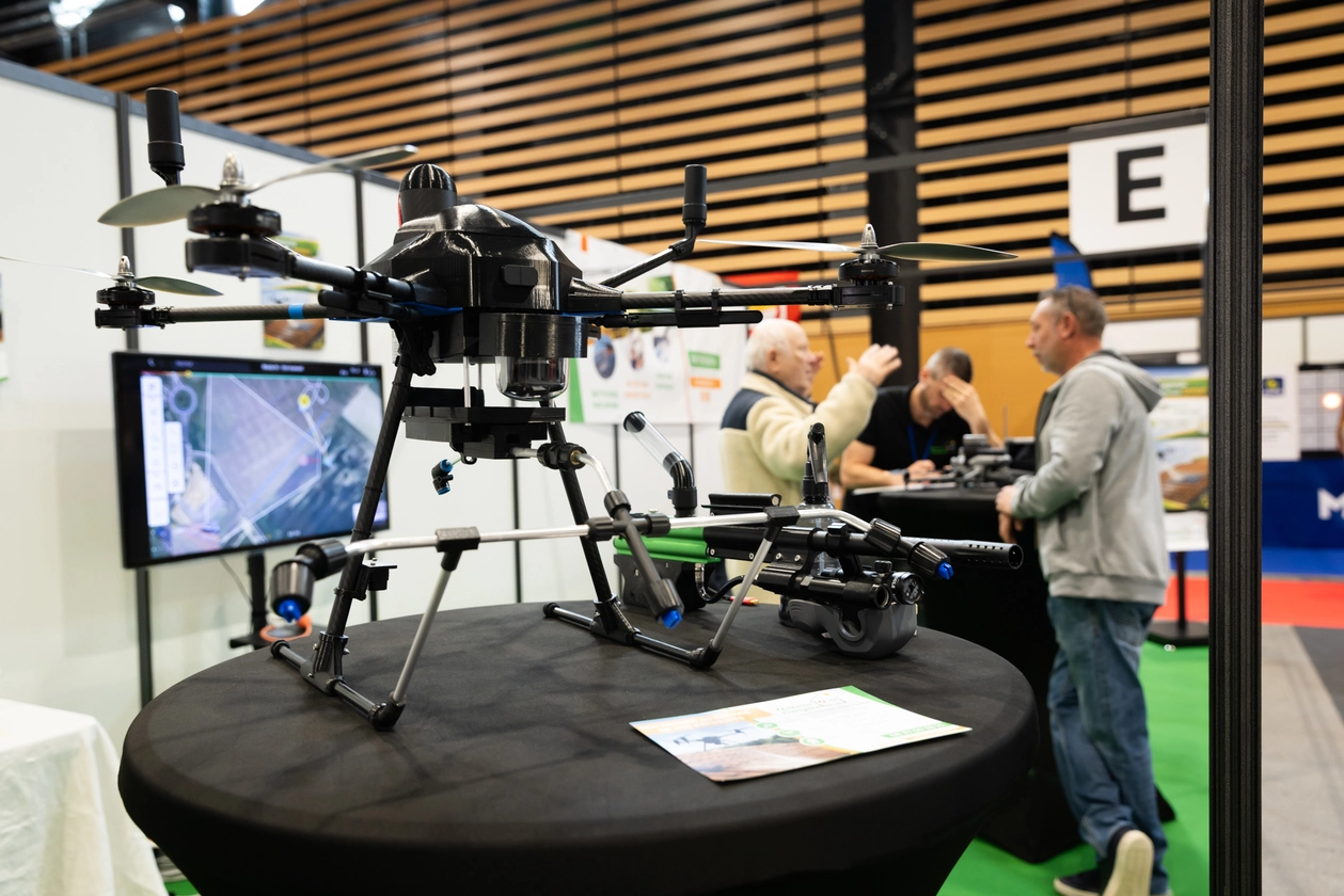 Un drone posé sur une table d'un stand