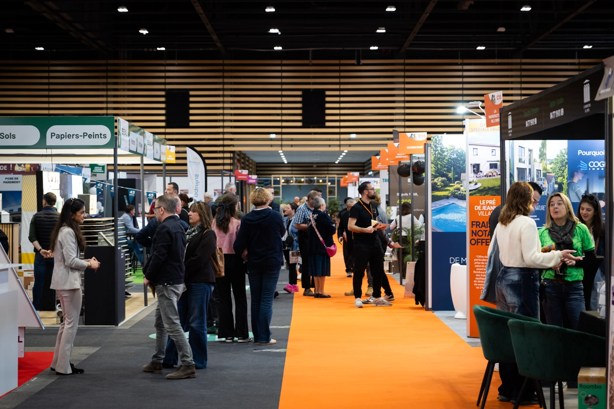 Allée avec des visiteurs entre les stands